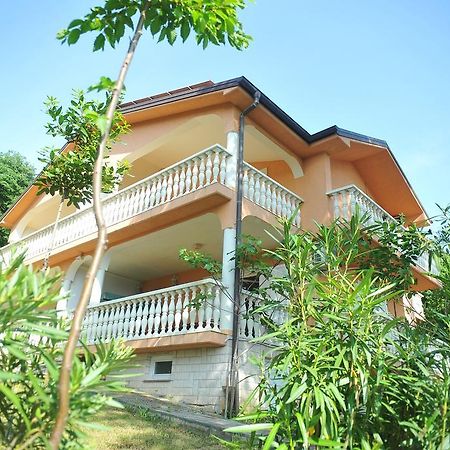 Apartments Viktorija 오미살즈 객실 사진